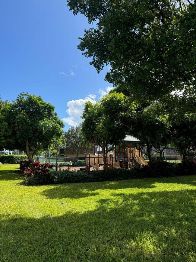 Building Photo - Charming townhouse 2 bed 2 bath in great location!