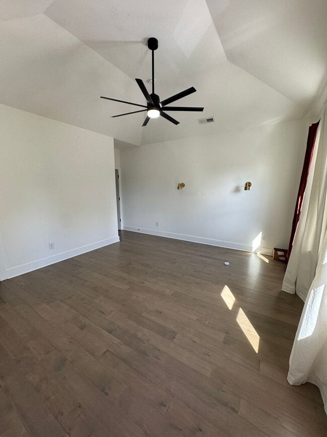 Building Photo - 3 bed. 2.5 bath in East Nashville ready fo...