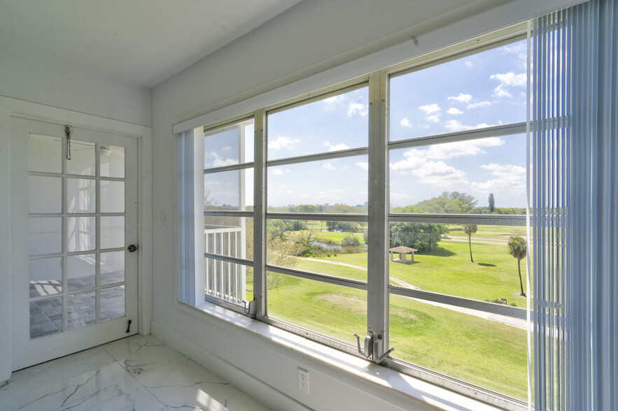 Building Photo - 3050 N Palm Aire Dr