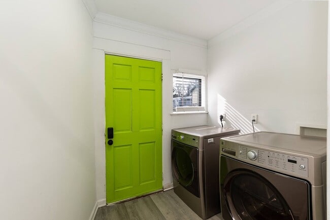 Building Photo - Three Bedroom Home!