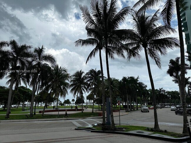 Building Photo - 2000 N Bayshore Dr