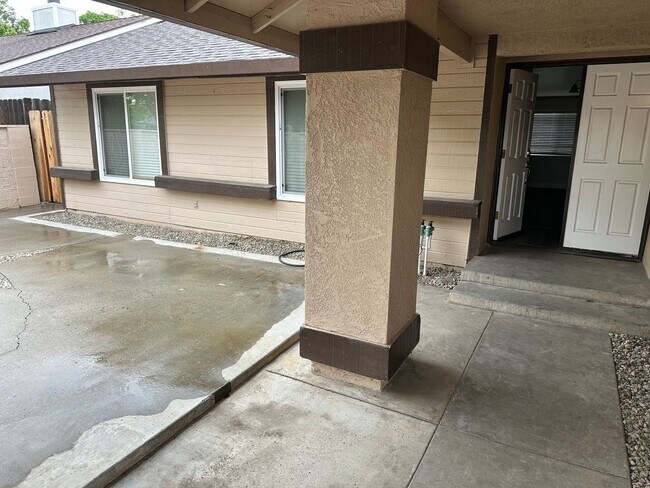 Building Photo - Remodeled 3 Bedroom!