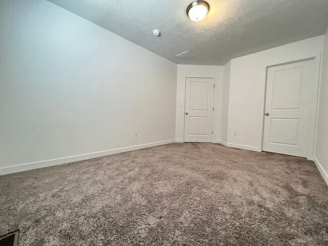 Building Photo - 3 Bedroom/2 Bathroom Townhome In Bluffdale