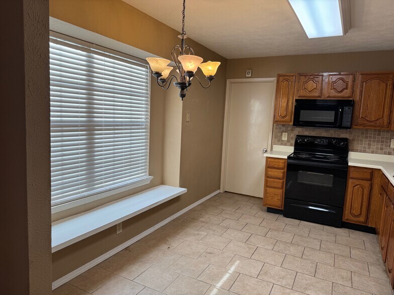 Building Photo - 503 Rosewood Ln