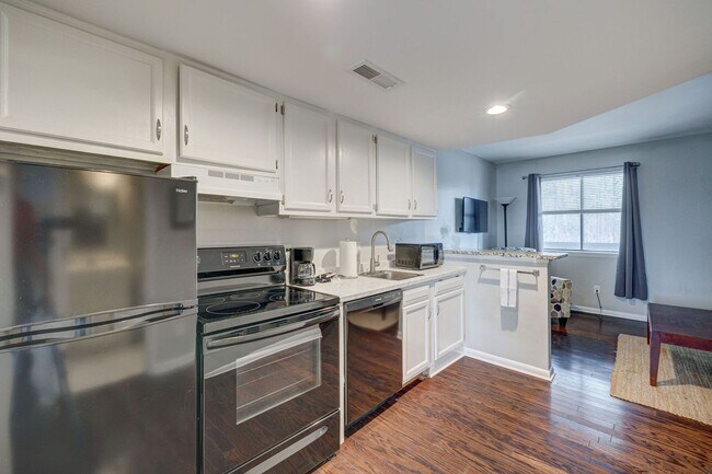 Building Photo - 1 bedroom 1 Bath Beside UNCW