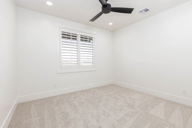 Building Photo - 6 bed / 4 bath / 3 car garage custom home in Pecan Valley