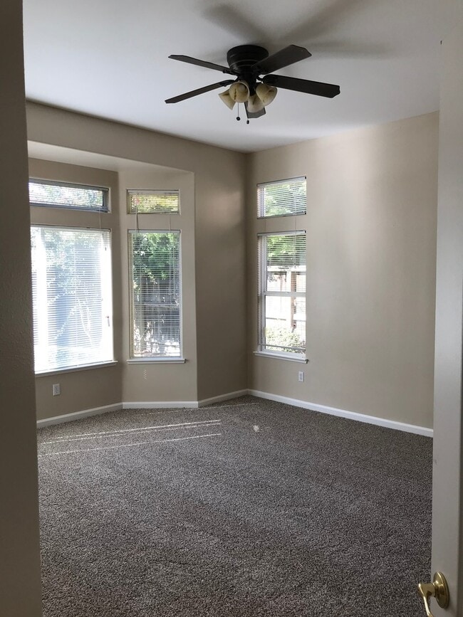 Building Photo - Single story located in a Gated Community!