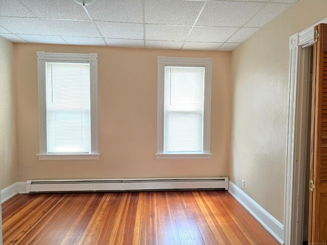 Building Photo - 302 Allen St