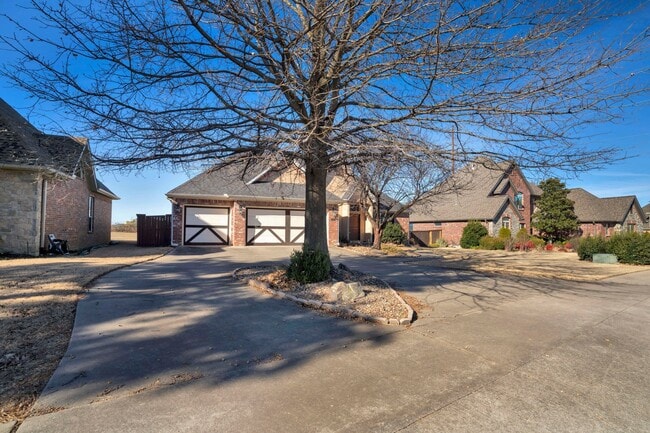 Building Photo - Executive Bentonville Home convenient to WM Home Office and more!