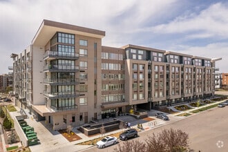 Building Photo - Vue West