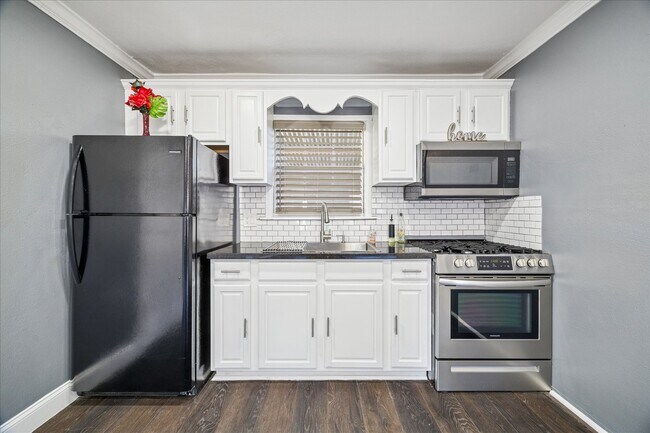 Building Photo - 1900 Oregon St