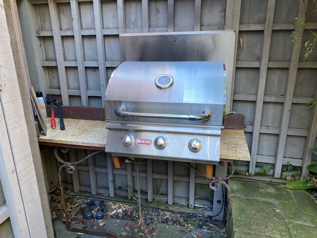 Building Photo - Exquisite top floor 1BD. Fully furnished a...