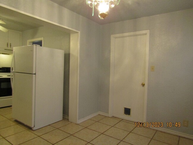 Building Photo - Close to shopping, Comanche hospital and Cameron University