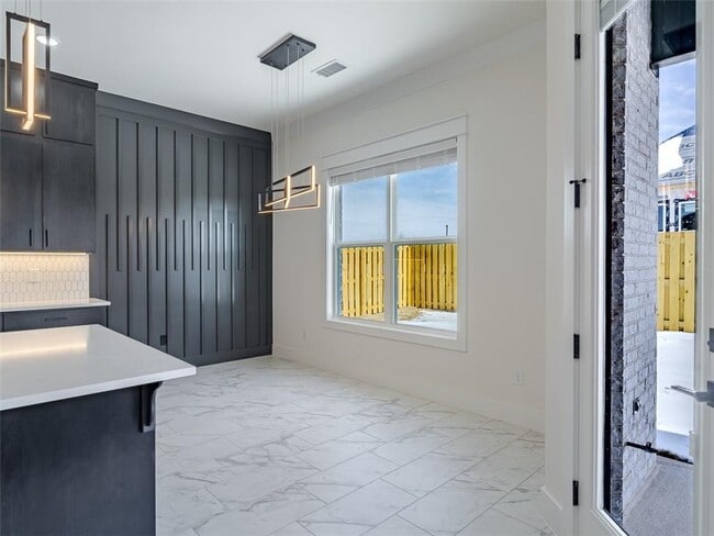 Building Photo - 311 Hedge Dr