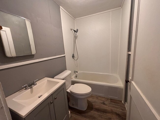 Building Photo - 3 Bedrooms- 1 Bathroom- House in East Rome!