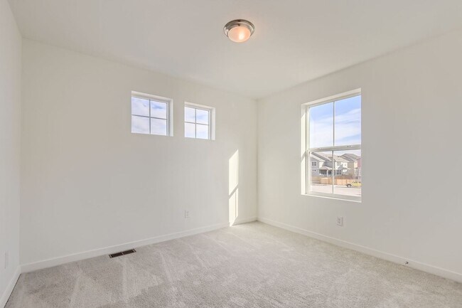 Building Photo - Luxurious 3bd 2.5 paired home in Dove Village!