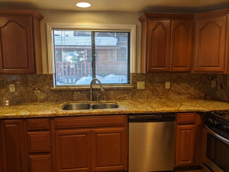 Kitchen - 614 Glorene Ave