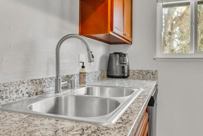 Building Photo - Two bedroom unit in North Davis