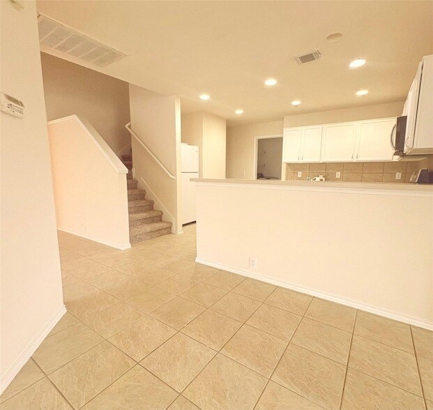 Building Photo - 5818 Kenwood