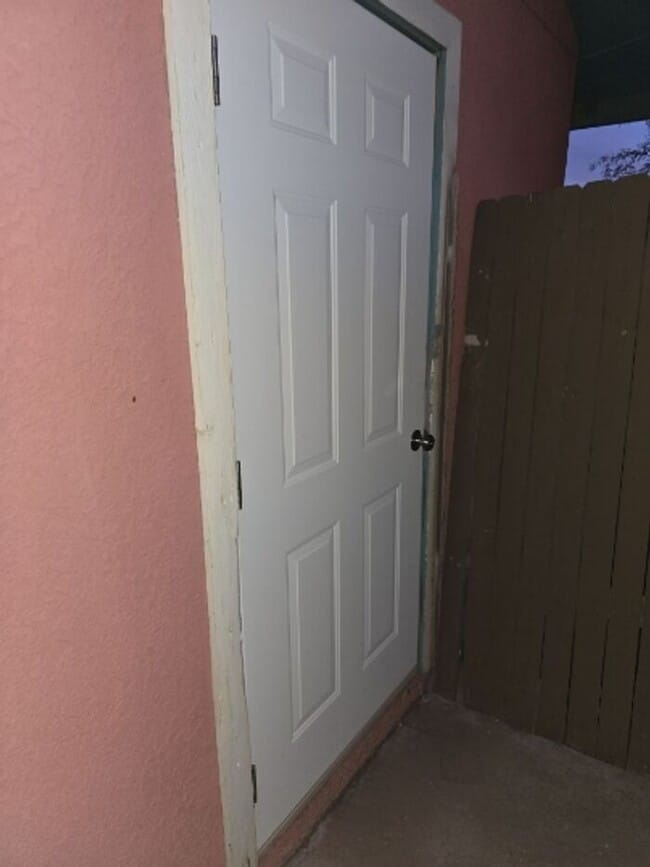 Building Photo - TRIPLEX 2BD/1BA COMING SOON!!! SPACIOUS BACKYARD!!