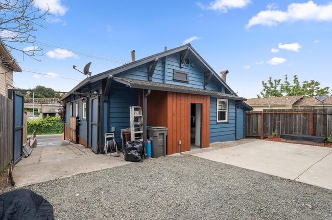 Building Photo - 6900 Thornhill Dr