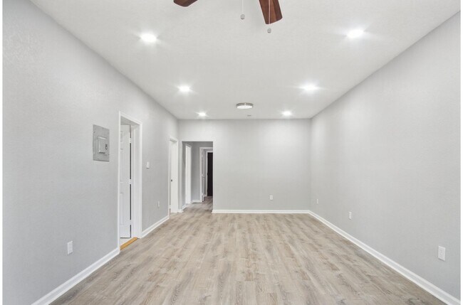 Building Photo - Charming and Modern Living Near Downtown San Antonio