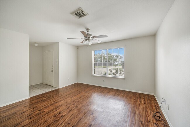 Building Photo - 10007 Emerald Creek Dr