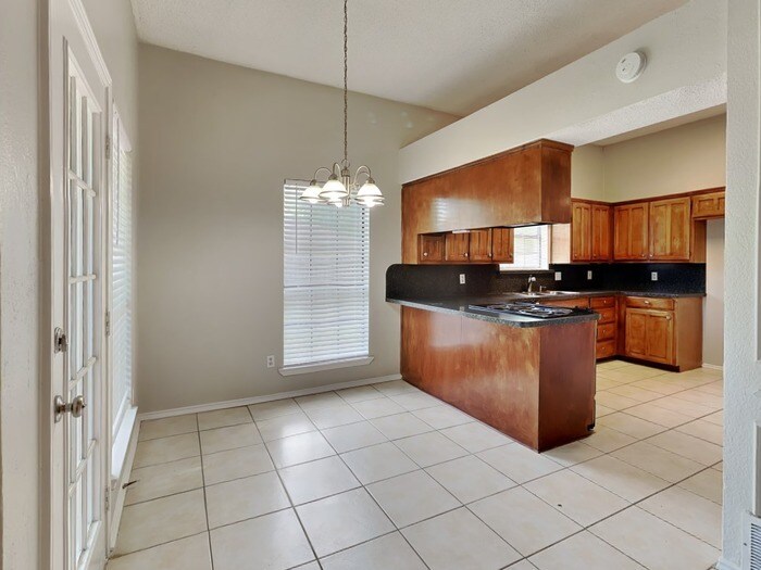 Building Photo - 104 NE Timber Ridge Dr