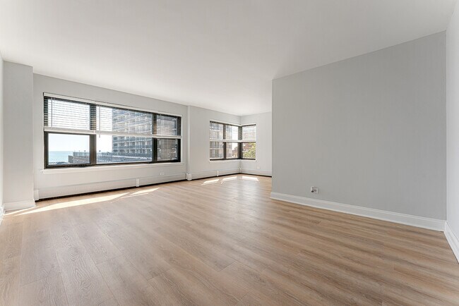 Building Photo - 5858 N Sheridan Rd