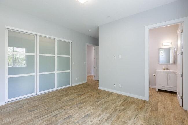 Building Photo - 4 Br 5 Ba with STUNNING VIEWS and Jacuzzi
