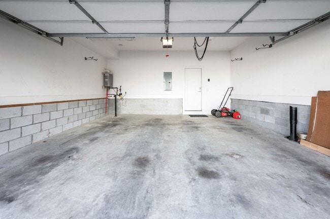 Building Photo - Modern 3BR/3.5BA home in Sylvan Summit, just minutes from downtown!