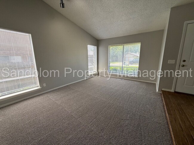Building Photo - FOR LEASE | Eastland Acres | Available Now!
