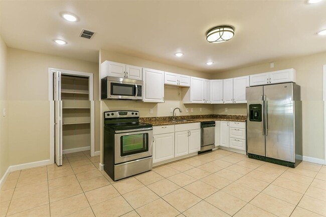 Building Photo - 11 Lyncrest Dr