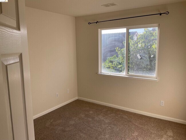 Building Photo - 1360 Tiffany Dr