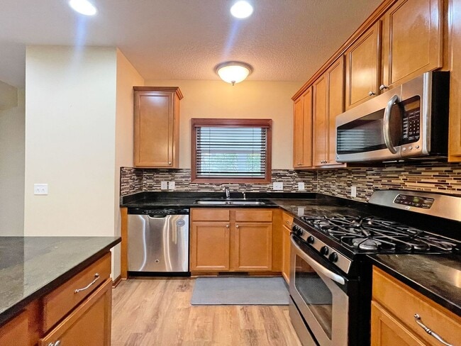 Building Photo - Spectacular SPACIOUS 3 Bedroom Plus Giant ...