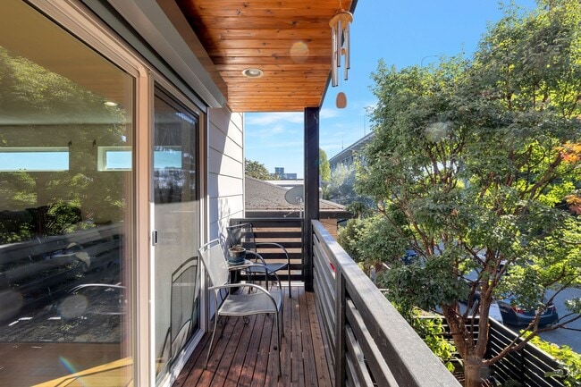 Building Photo - Modern 2-Bedroom Townhome in the Heart of ...