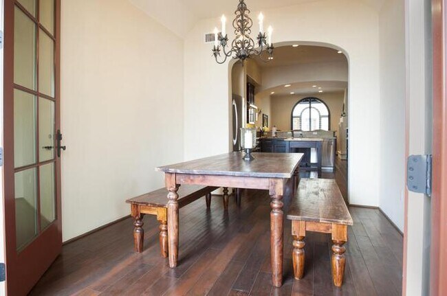 Building Photo - Downtown Luxury 1 BDRM w/ One Car Garage!