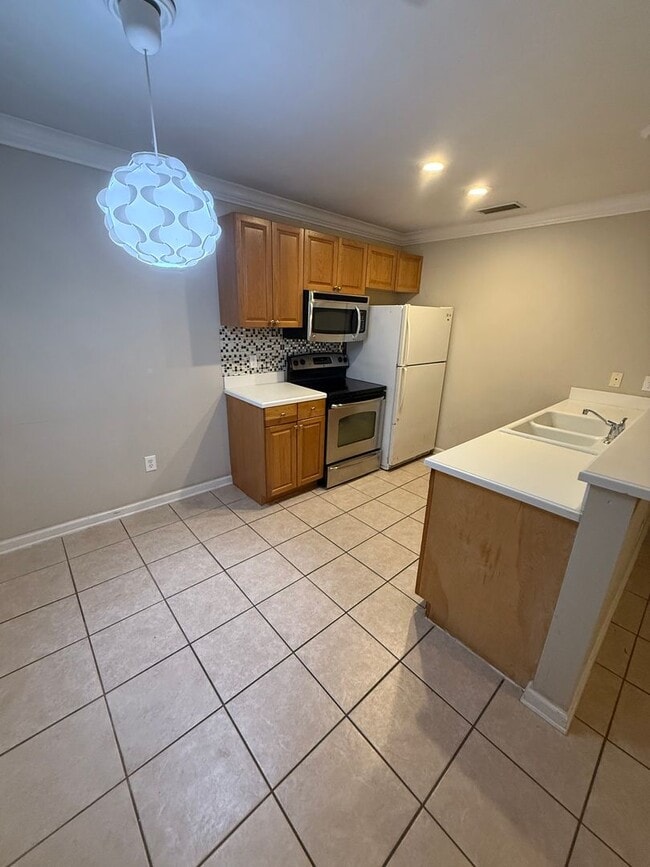 Building Photo - Studio available 9/1/2026!!