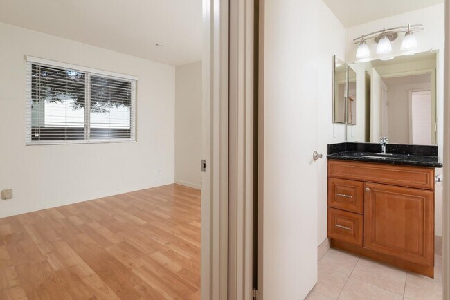Building Photo - 208 Sequim Common