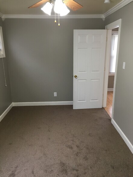 Master bedroom with walk in closet. - 546 20th Ave