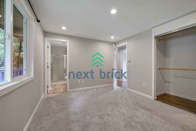 Building Photo - Move-In Ready 4 Bedroom Home in Prime Bellevue Location