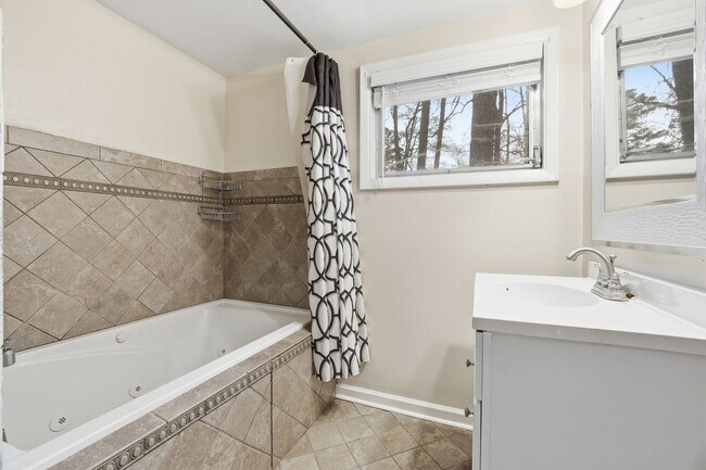 Building Photo - Renovated Home in the Heart of Brookhaven