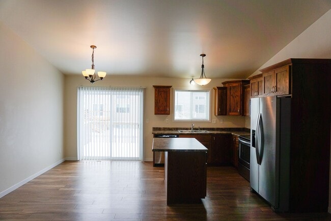 Building Photo - 3 Bed 2 Bath Twin Home