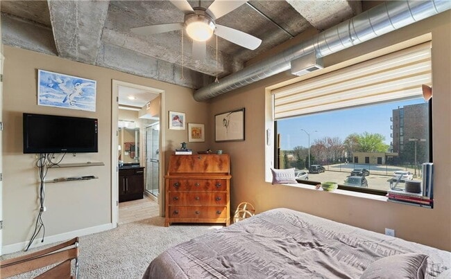 Building Photo - Contemporary Unit with High-End Features