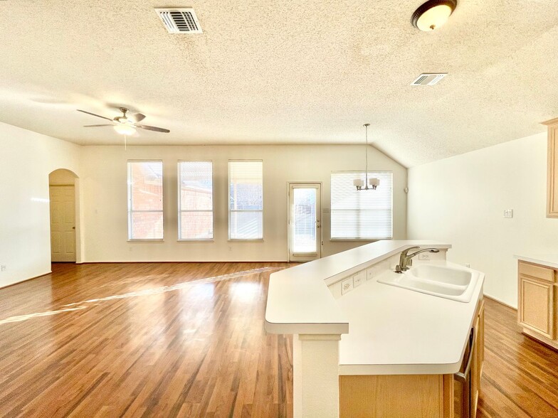 Building Photo - 9711 Saddle Dr