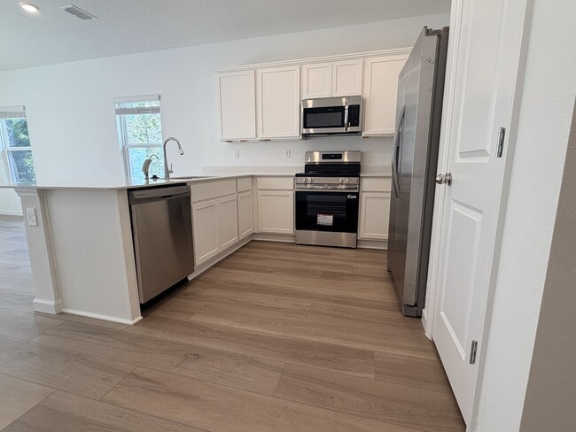 Building Photo - 523 Holly Lks Dr