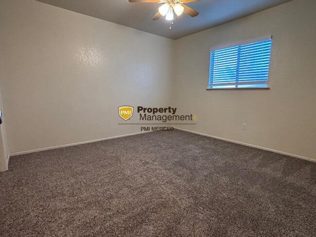 Building Photo - 2 Bedroom House Available Now for $1900!