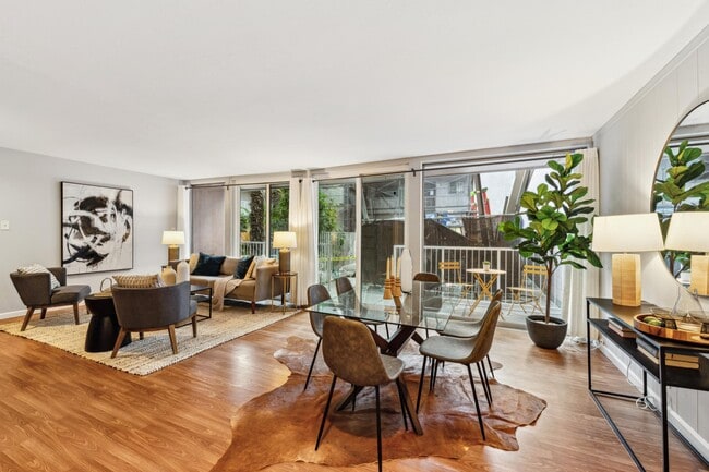 Building Photo - 1425 Lakeside Dr