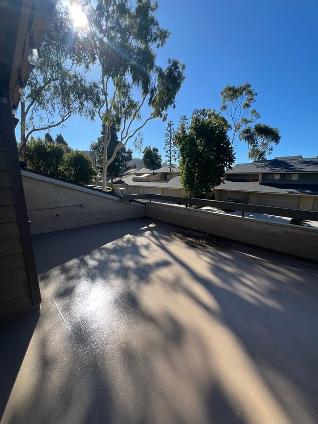 Building Photo - Lovely West Side Ventura Condo