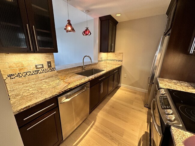Building Photo - 2 bed/2 bath condo in Golden Triangle